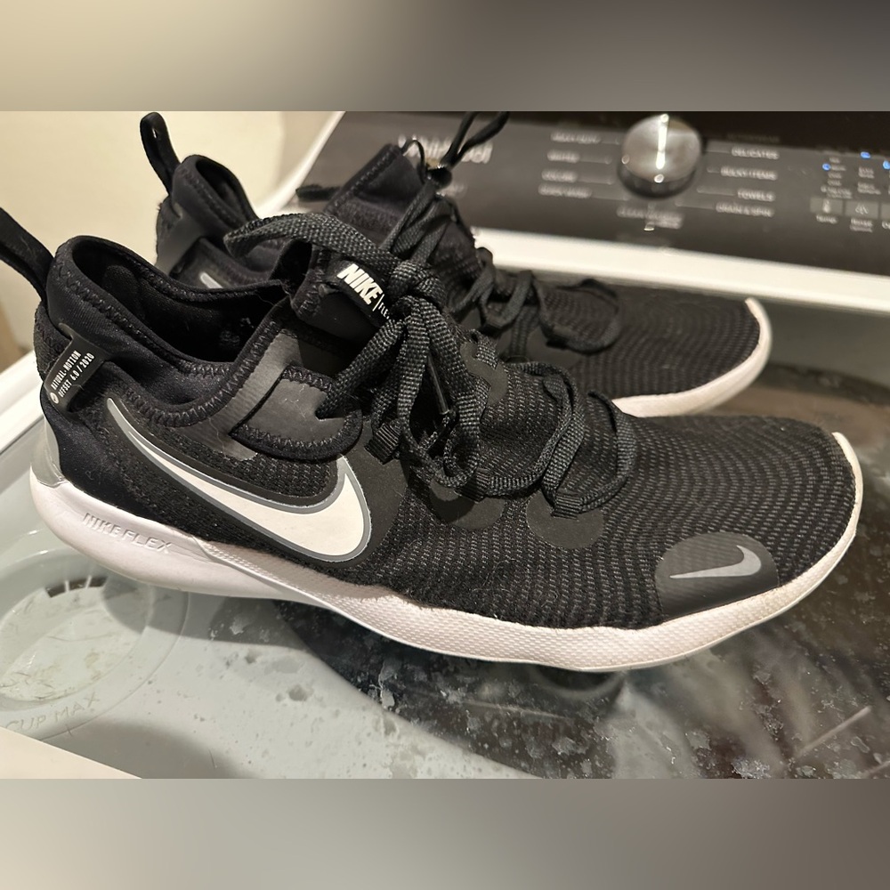 Nike flex sneakers